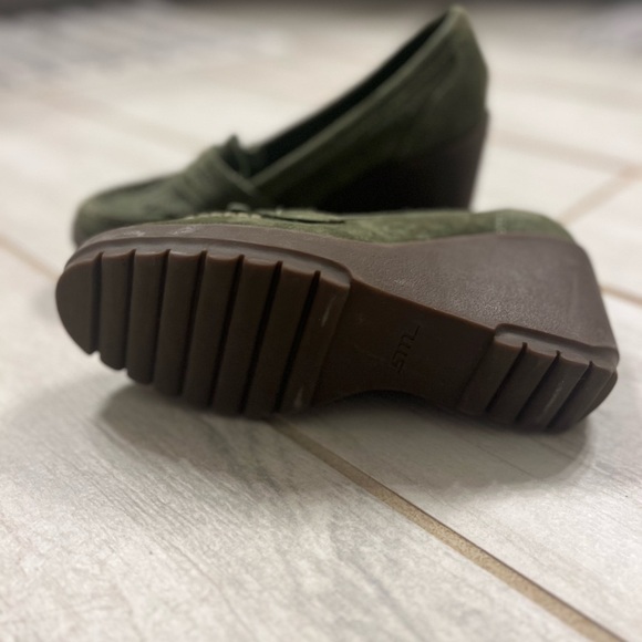 Steve Madden Forest Green Suede Leather Fringe Wedge Loafers with Rounded Toe - Picture 4 of 6